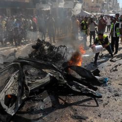 Un palestino extingue un incendio en un vehículo destruido después de un ataque con dron israelí, en el barrio de Tel al-Hawa, en la Ciudad de Gaza. Tres palestinos murieron en un ataque israelí contra un vehículo en la Ciudad de Gaza, de acuerdo con fuentes médicas palestinas. | Foto:Xinhua/Rizek Abdeljawad