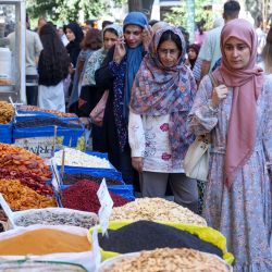 Varias personas pasean frente a tiendas en una zona de mercado de Teherán, Irán. | Foto:AFP