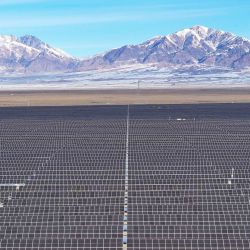 Vista aérea tomada con un dron de la central fotovoltaica de Shichengzi, en la ciudad de Hami, en el noroeste de China. La capacidad instalada de energía fotovoltaica de China superó por primera vez a la conseguida a base de carbón, ocupando el primer lugar entre todas las fuentes disponibles a nivel nacional en términos de capacidad instalada, informó la Administración Nacional de Energía. | Foto:Xinhua/Feng Yang