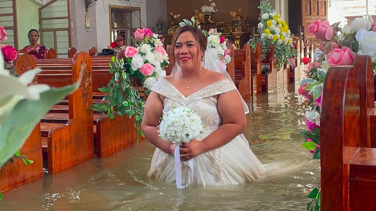 Esta fotografía muestra a la novia Leian Lieza Galang caminando hacia el altar durante su ceremonia nupcial en una iglesia inundada en el municipio de Hagonoy, Filipinas. Una pareja filipina contrajo matrimonio en una iglesia católica anegada con agua hasta la cintura, debido a las fuertes lluvias que han azotado gran parte del país durante un mes. | Foto:Ang Tinig – Parroquia de San Juan Bautista en Hagonoy, Bulacán / AFP