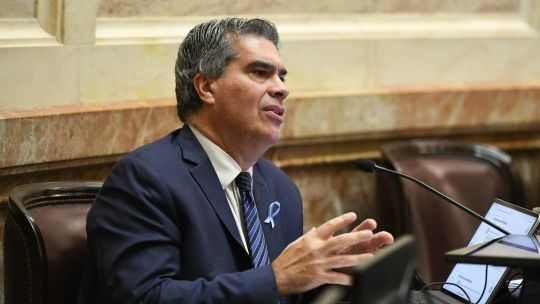 Capitanich cruzó a Milei por Malvinas y advirtió sobre “oportunismo” electoral