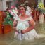 Fotogaleria Esta fotografía muestra a la novia Leian Lieza Galang caminando hacia el altar durante su ceremonia nupcial en una iglesia inundada en el municipio de Hagonoy, Filipinas