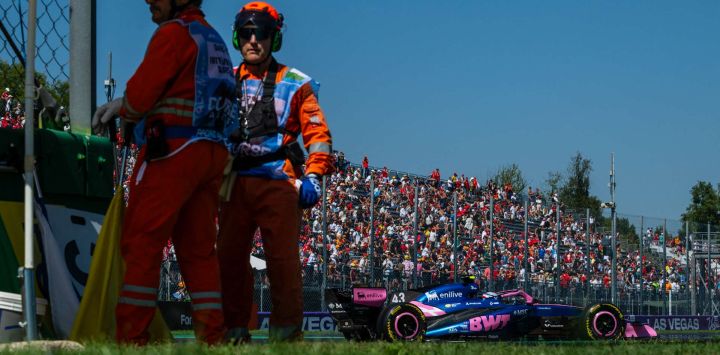 El piloto argentino de Alpine, Franco Colapinto, conduce durante la primera sesión de entrenamientos libres del Gran Premio de Italia de Fórmula 1 en el Autódromo Nacional de Monza, en Monza, al norte de Italia.