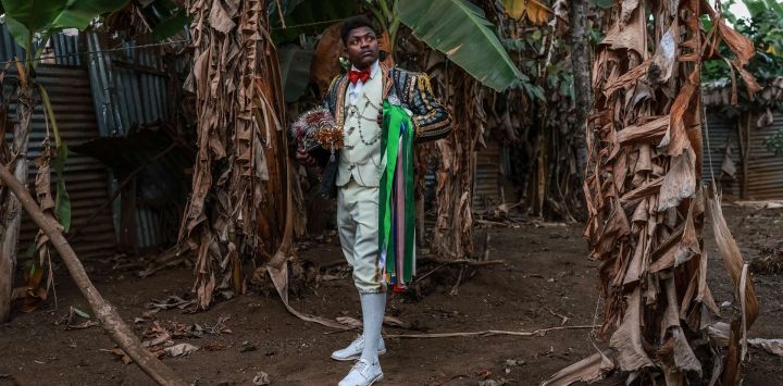 Jardel Fernandes Moniz, de 31 años, miembro de la compañía teatral de Boa Morte, quien interpreta el papel de Ganelón, posa para un retrato tras la representación de Tchiloli en Boa Morte, cerca de Santo Tomé, capital de Santo Tomé y Príncipe.