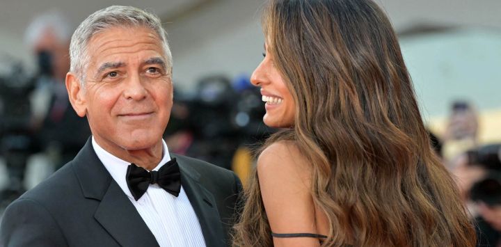 La abogada Amal Clooney y el actor estadounidense George Clooney asistieron al evento de la alfombra roja previo a la proyección de "Hink" y la ceremonia de inauguración del 83.º Festival Internacional de Cine de Venecia, en el Lido de Venecia.