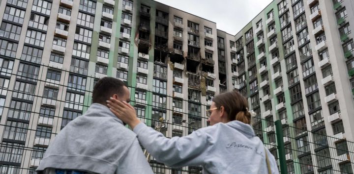Residentes locales observan un edificio residencial gravemente dañado tras un ataque ruso en Kiev, en el marco de la invasión rusa de Ucrania. Rusia lanzó una andanada de drones y misiles balísticos contra Kiev y sus alrededores durante la noche, causando la muerte de al menos 12 personas y dejando 21 heridos, según informó Ucrania. El ataque tuvo lugar justo cuando los niños se preparaban para regresar a la escuela tras el verano.