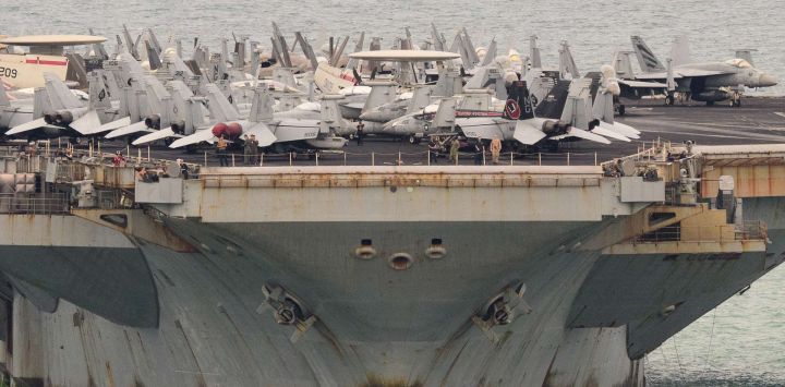 Se observan aeronaves en la cubierta de vuelo del portaaviones nuclear estadounidense USS Abraham Lincoln (CVN-72) mientras se dirige al puerto de Laem Chabang, cerca de la ciudad de Pattaya.