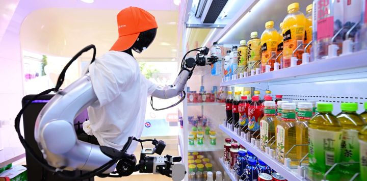 Un robot toma una botella de bebida de un estante en una tienda de robots de inteligencia incorporados en la calle Leijie, en Hefei, en la provincia de Anhui, en el este de China. Cuatro tiendas de robots de inteligencia incorporados equipadas con robots humanoides con ruedas que actúan como dependientes han abierto oficialmente en diversas zonas culturales, turísticas y comerciales de Hefei. Estos robots dependientes son capaces de reconocer, agarrar y entregar mercancías a los clientes de forma automática.