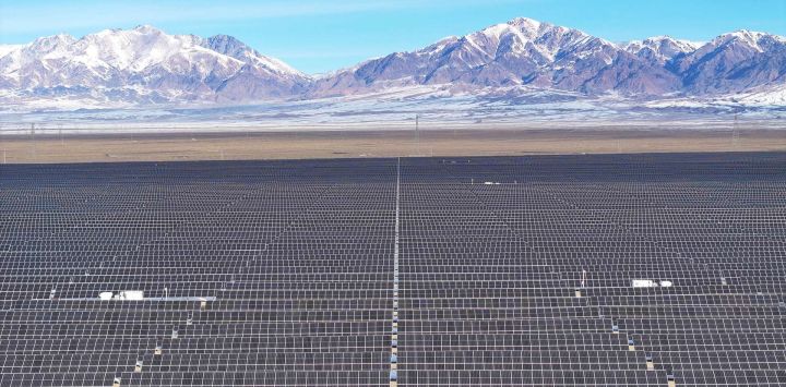 Vista aérea tomada con un dron de la central fotovoltaica de Shichengzi, en la ciudad de Hami, en el noroeste de China. La capacidad instalada de energía fotovoltaica de China superó por primera vez a la conseguida a base de carbón, ocupando el primer lugar entre todas las fuentes disponibles a nivel nacional en términos de capacidad instalada, informó la Administración Nacional de Energía.
