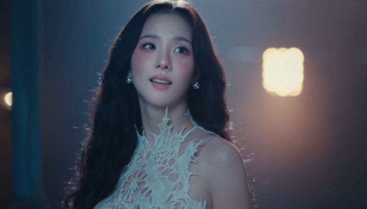 Jisoo lanzó su sencillo "CLICK", con un video que encantó, y abrió las puertas a su primer álbum de larga duración