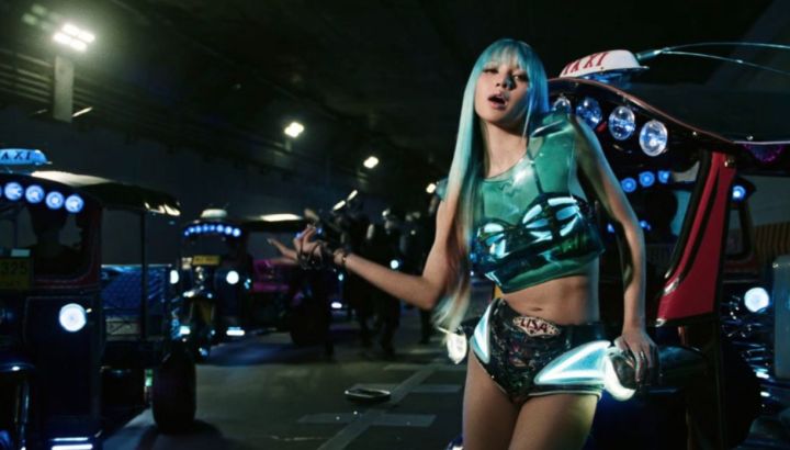 LISA lanzó su sencillo "SaWaDiKa", mostrando su orgullo tailandés en un video espectacular