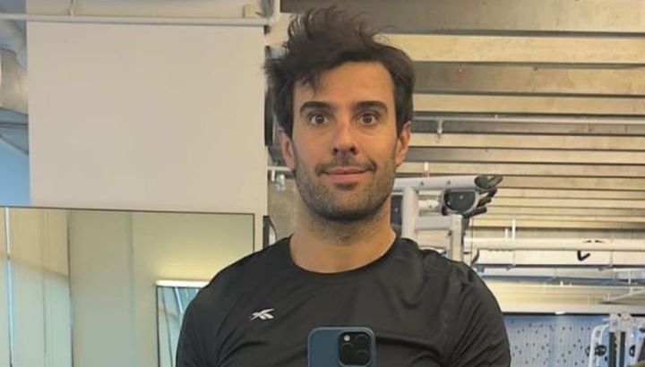 Entramos al gimnasio de Manu Urcera: sector de pesas, todos sus trofeos y un rincón especial para su hijo, Cruz