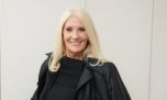 Así es el living de Evelyn Scheidl: parquet en espiga, tonos neutros y un gran espejo 