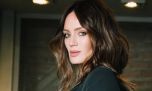 Paula Chaves sorprendió con su look soldier glam que será tendencia en esta primavera: minivestido lencero y chaqueta napoleonica