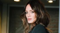 Paula Chaves sorprendió con su look soldier glam que será tendencia en esta primavera: minivestido lencero y chaqueta napoleonica