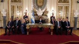 Cadena por malvinas.  Milei y el gabinete protagonizaron el mensaje; el Presidente junto a la funcionaria de EE.UU.; Presti y el disurso autografiado. 