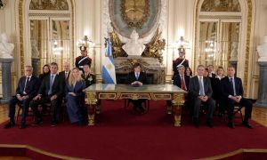 Cadena por malvinas.  Milei y el gabinete protagonizaron el mensaje; el Presidente junto a la funcionaria de EE.UU.; Presti y el disurso autografiado. 