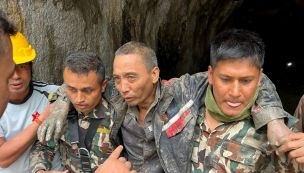 Un obrero chino rescatado de la represa Trishuli-1, 10 días después que fuera arrasada por el alud.