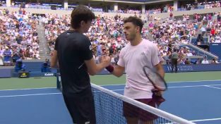 Fritz felicita a Fran Cerúndolo tras su victoria en el Abierto de los Estados Unidos.