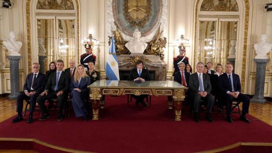 Cadena por malvinas.  Milei y el gabinete protagonizaron el mensaje; el Presidente junto a la funcionaria de EE.UU.; Presti y el disurso autografiado. 