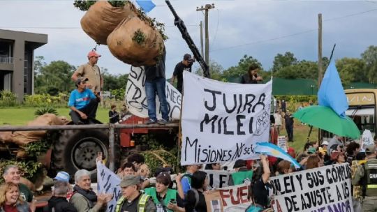 Misiones: productores yerbateros recibieron a Javier Milei con un tractorazo