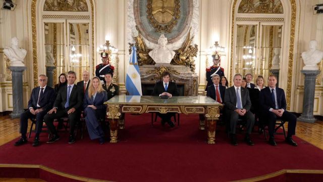 Cadena por malvinas.  Milei y el gabinete protagonizaron el mensaje; el Presidente junto a la funcionaria de EE.UU.; Presti y el disurso autografiado. 