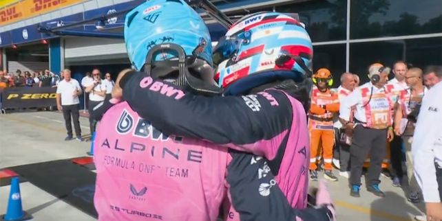 Gasly y Colapinto de abrazan luego de la clasificación en Monza. Todo es euforia en Alpine.