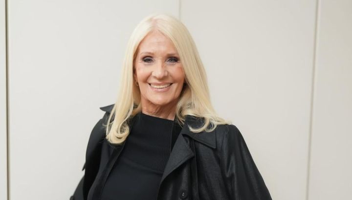 Así es el living de Evelyn Scheidl: parquet en espiga, tonos neutros y un gran espejo 