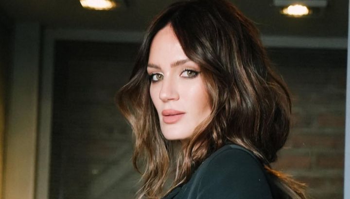 Paula Chaves sorprendió con su look soldier glam que será tendencia en esta primavera: minivestido lencero y chaqueta napoleonica