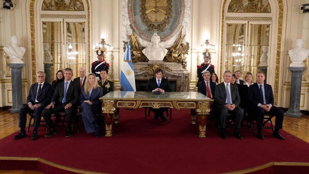 Cadena por malvinas.  Milei y el gabinete protagonizaron el mensaje; el Presidente junto a la funcionaria de EE.UU.; Presti y el disurso autografiado. 