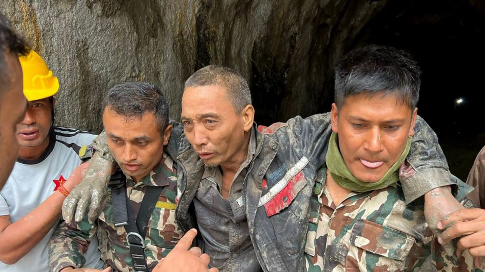 Un obrero chino rescatado de la represa Trishuli-1, 10 días después que fuera arrasada por el alud.