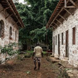 Conceição Moreno, de 46 años, diputada del Movimiento para la Liberación de Santo Tomé y Príncipe (MLSTP-PSD), posa para un retrato mientras pasea entre edificios abandonados en Sanzalas, en Roca Sundy, cerca de Santo Antonio, en la isla de Príncipe, Santo Tomé y Príncipe. Sundy es una de las seis "roças" que se añadieron a la Lista del Patrimonio Mundial de la UNESCO a finales de julio, en reconocimiento a su arquitectura y su importancia fundamental en la historia del país. Sin embargo, la mayoría de las "roças" de Santo Tomé y Príncipe han sido abandonadas. | Foto:DANIEL BELOUMOU OLOMO / AFP