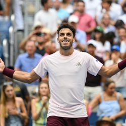 El argentino Francisco Cerundolo reacciona tras derrotar al estadounidense Taylor Fritz durante su partido de tercera ronda de individuales masculinos en el séptimo día del torneo de tenis US Open en el Centro Nacional de Tenis USTA Billie Jean King en la ciudad de Nueva York. | Foto:Angela Weiss / AFP