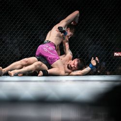 El británico Kurtis Campbell se enfrenta al estadounidense Trevor Peek en su combate de peso pluma durante la quinta edición del Ultimate Fighting Championship (UFC) en el Accor Arena de Bercy, París. | Foto:LOU BENOIST / AFP