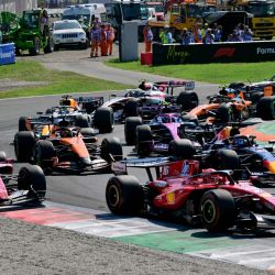 El piloto británico de Ferrari, Lewis Hamilton (izquierda), es sacado de la pista por el piloto monegasco de Ferrari, Charles Leclerc (derecha), al inicio del Gran Premio de Italia de Fórmula 1 en el circuito Autodromo Nazionale Monza en Monza, al norte de Italia. | Foto:ANDREJ ISAKOVIC / AFP