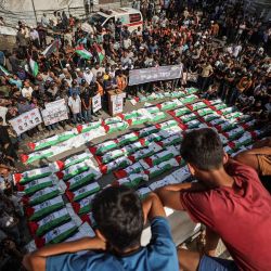 En la ciudad de Gaza, se congregaron personas para el entierro masivo de aproximadamente 100 palestinos, entre ellos 62 niños, cuyos restos fueron recuperados de entre los escombros. Gaza sigue sumida en la violencia diaria, con el ejército israelí y Hamás acusándose mutuamente de violar la tregua vigente desde el 10 de octubre. La guerra arrasó grandes extensiones del territorio, desplazó a la mayor parte de la población al menos una vez y dejó a cientos de miles de personas viviendo en tiendas de campaña y refugios temporales. | Foto:OMAR AL-QATTAA / AFP