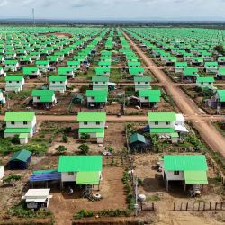 Esta foto muestra una vista aérea de una "aldea de espera" en el distrito de Svay Chek, en la provincia de Banteay Meanchey. Más de 3.000 casas idénticas se alzan en cuadrícula en una llanura camboyana no muy lejos de la frontera con Tailandia, pero la mayoría de los residentes, desplazados por el conflicto, solo desean regresar a casa. El gobierno construyó la llamada "aldea de espera" para las familias camboyanas obligadas a huir de los mortales enfrentamientos fronterizos del año pasado con Tailandia. | Foto:Suy Se / AFP