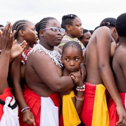 Jóvenes zulúes se congregan frente al palacio real durante la Umkhosi Womhlanga (Danza de la Caña en zulú) en Ingwavuma, KwaZulu-Natal. Cada septiembre, miles de mujeres, conocidas localmente como doncellas, acuden al palacio real en la provincia de KwaZulu-Natal, al sureste del país, para presentar una caña alta al rey zulú Misuzulu kaZwelithini, como parte de un rito tradicional de iniciación a la feminidad. | Foto:Cecilia Seregni / AFP