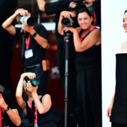 La actriz francesa Marion Cotillard asiste a la alfombra roja del estreno de "Nelson San, anata wa hito wo koroshimashitaka?" (Señor Nelson, ¿mató usted gente?), película que compite en el 83.º Festival Internacional de Cine de Venecia, en el Lido de Venecia. | Foto:STEFANO RELLANDINI / AFP