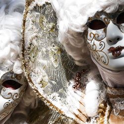 Personas vestidas con trajes venecianos participan en un desfile por las calles de la ciudad durante la 20.ª edición de Les Flaneries au Miroir, un encuentro de trajes de estilo veneciano, en Martigues, sureste de Francia. | Foto:Thibaud Moritz / AFP