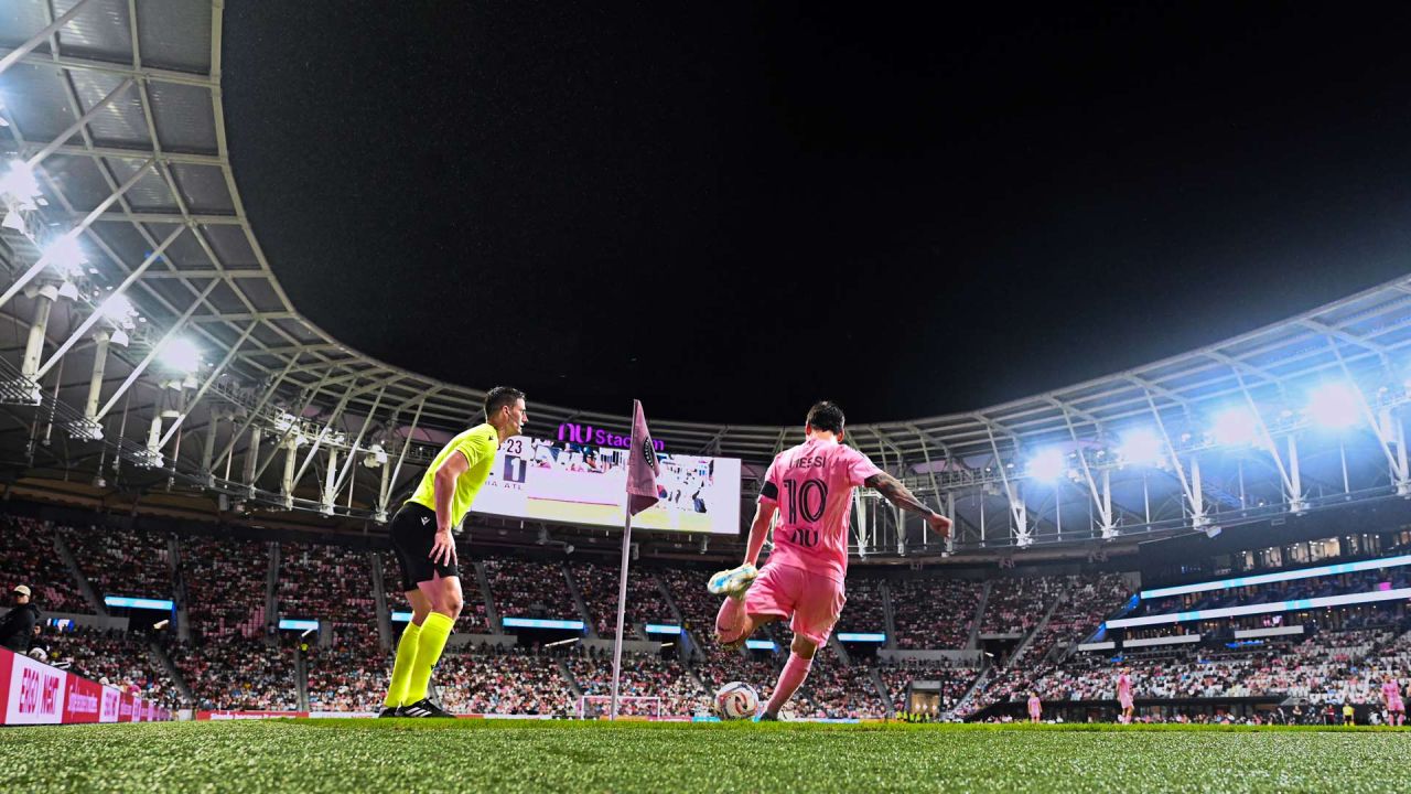 El delantero argentino Lionel Messi, número 10 del Inter Miami, ejecuta un tiro de esquina durante un partido de la temporada regular de la Major League Soccer (MLS) entre el Inter Miami CF y el Atlanta United FC en el Nu Stadium de Miami, Florida. | Foto:Chandan Khanna / AFP