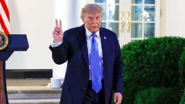 A dos meses de las elecciones, el apoyo a Trump se desploma y se debilita su base de votantes independientes