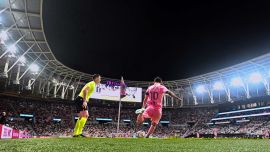 El delantero argentino Lionel Messi, número 10 del Inter Miami, ejecuta un tiro de esquina durante un partido de la temporada regular de la Major League Soccer (MLS) entre el Inter Miami CF y el Atlanta United FC en el Nu Stadium de Miami, Florida.