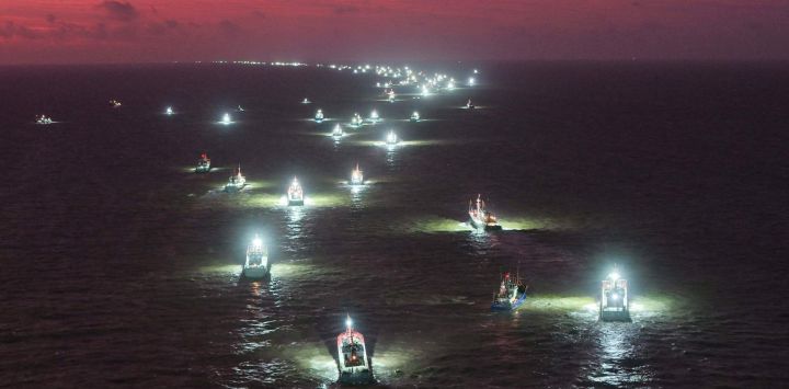Barcos pesqueros zarpan al amanecer desde Lianyungang, provincia de Jiangsu, en el este de China.