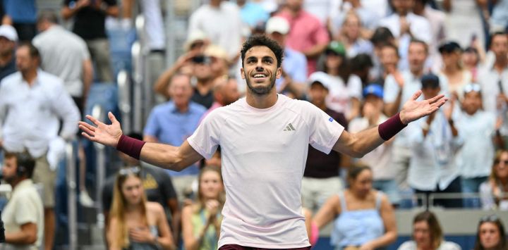 El argentino Francisco Cerundolo reacciona tras derrotar al estadounidense Taylor Fritz durante su partido de tercera ronda de individuales masculinos en el séptimo día del torneo de tenis US Open en el Centro Nacional de Tenis USTA Billie Jean King en la ciudad de Nueva York.