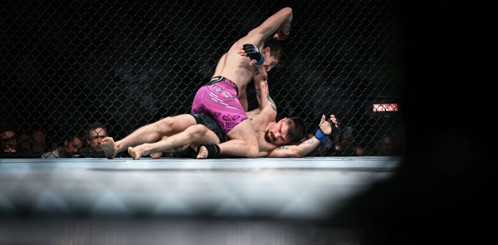 El británico Kurtis Campbell se enfrenta al estadounidense Trevor Peek en su combate de peso pluma durante la quinta edición del Ultimate Fighting Championship (UFC) en el Accor Arena de Bercy, París.