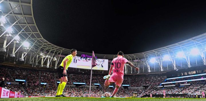 El delantero argentino Lionel Messi, número 10 del Inter Miami, ejecuta un tiro de esquina durante un partido de la temporada regular de la Major League Soccer (MLS) entre el Inter Miami CF y el Atlanta United FC en el Nu Stadium de Miami, Florida.