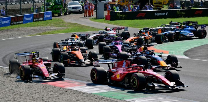 El piloto británico de Ferrari, Lewis Hamilton (izquierda), es sacado de la pista por el piloto monegasco de Ferrari, Charles Leclerc (derecha), al inicio del Gran Premio de Italia de Fórmula 1 en el circuito Autodromo Nazionale Monza en Monza, al norte de Italia.