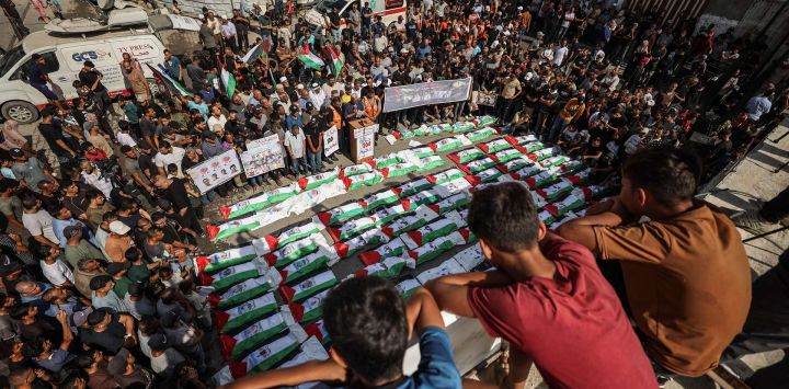 En la ciudad de Gaza, se congregaron personas para el entierro masivo de aproximadamente 100 palestinos, entre ellos 62 niños, cuyos restos fueron recuperados de entre los escombros. Gaza sigue sumida en la violencia diaria, con el ejército israelí y Hamás acusándose mutuamente de violar la tregua vigente desde el 10 de octubre. La guerra arrasó grandes extensiones del territorio, desplazó a la mayor parte de la población al menos una vez y dejó a cientos de miles de personas viviendo en tiendas de campaña y refugios temporales.