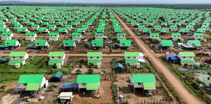 Esta foto muestra una vista aérea de una "aldea de espera" en el distrito de Svay Chek, en la provincia de Banteay Meanchey. Más de 3.000 casas idénticas se alzan en cuadrícula en una llanura camboyana no muy lejos de la frontera con Tailandia, pero la mayoría de los residentes, desplazados por el conflicto, solo desean regresar a casa. El gobierno construyó la llamada "aldea de espera" para las familias camboyanas obligadas a huir de los mortales enfrentamientos fronterizos del año pasado con Tailandia.